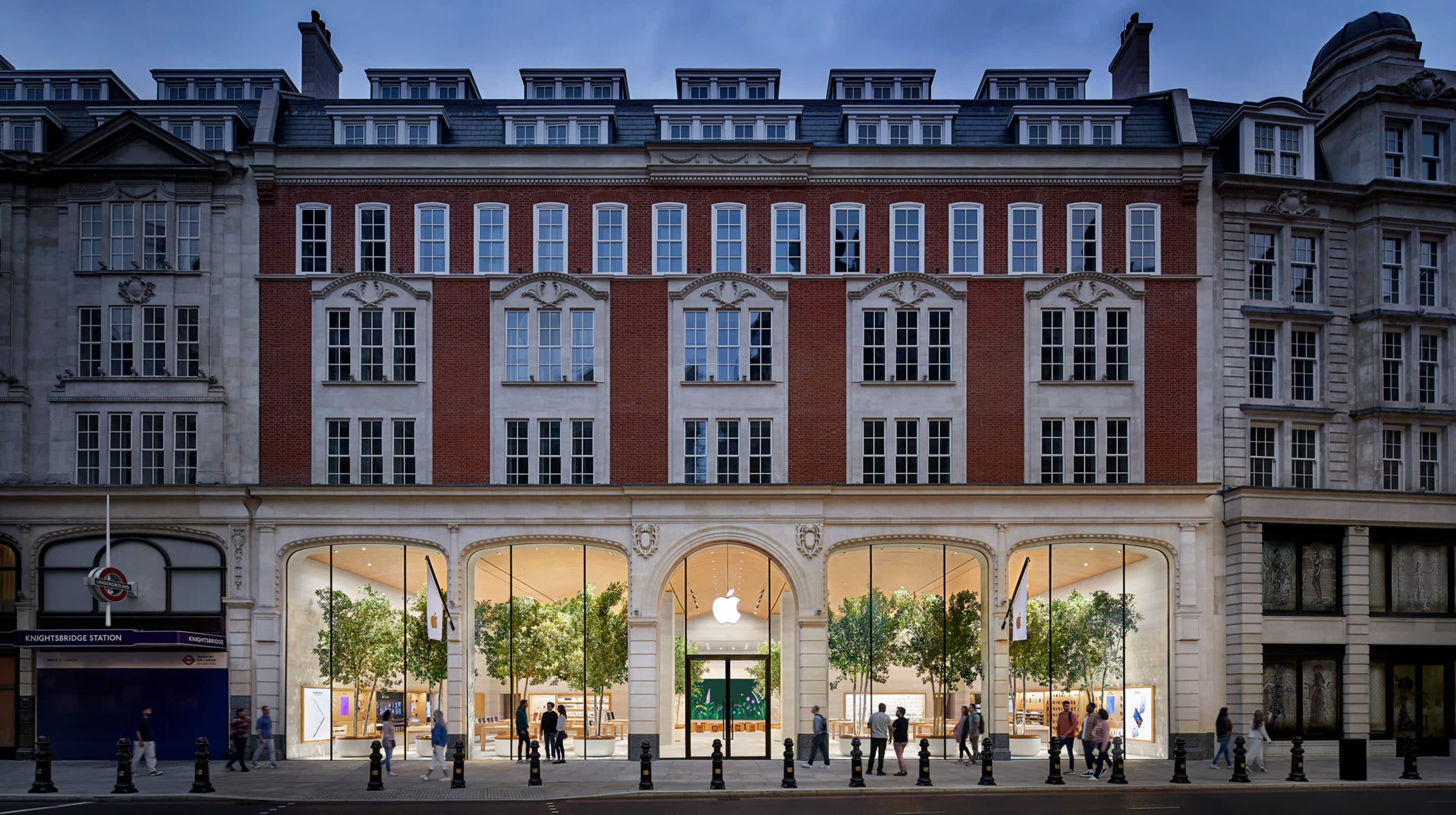 Exterior view of Apple Brompton Road store front. Located in London’s Knightsbridge neighbourhood, the store has 7-meter floor-to-ceiling windows and entryway.
