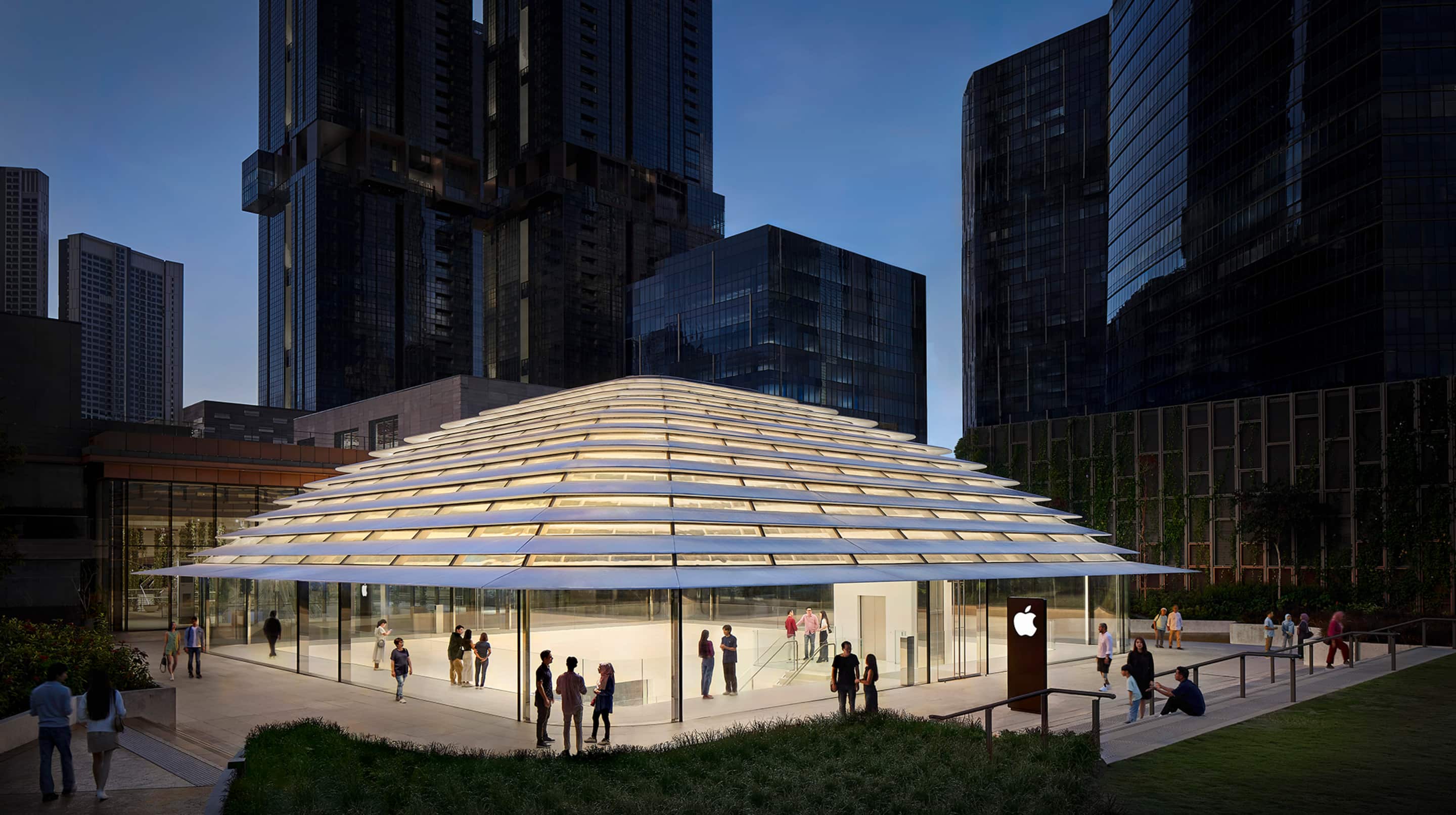 An exterior view of Apple The Exchange TRX on the mall’s roof top park level features a 26m x 26m “Lantern” structure made of horizontal glass slots and layered shading blades on both interior and exterior. Customers can access the sales floor and mall via a cantilevered sculptural quartz and glass staircase, as well as a bespoke glazed elevator.